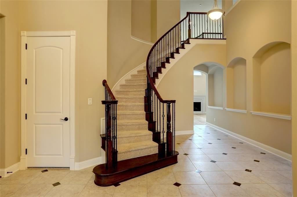 1043 Kenilworth St - Photo 4 of 40