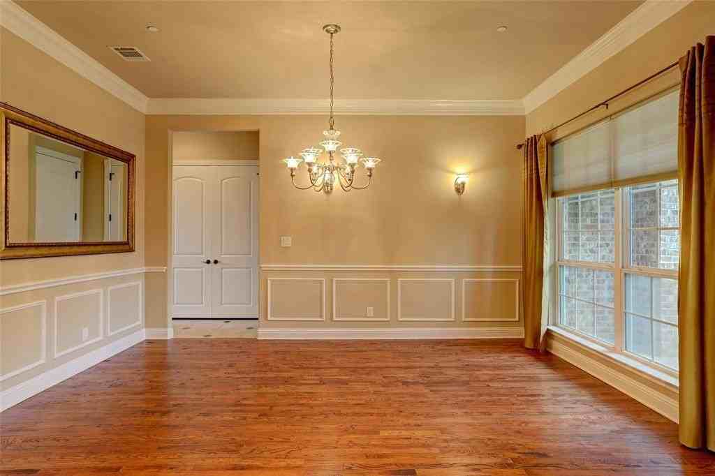 1043 Kenilworth St - Photo 5 of 40