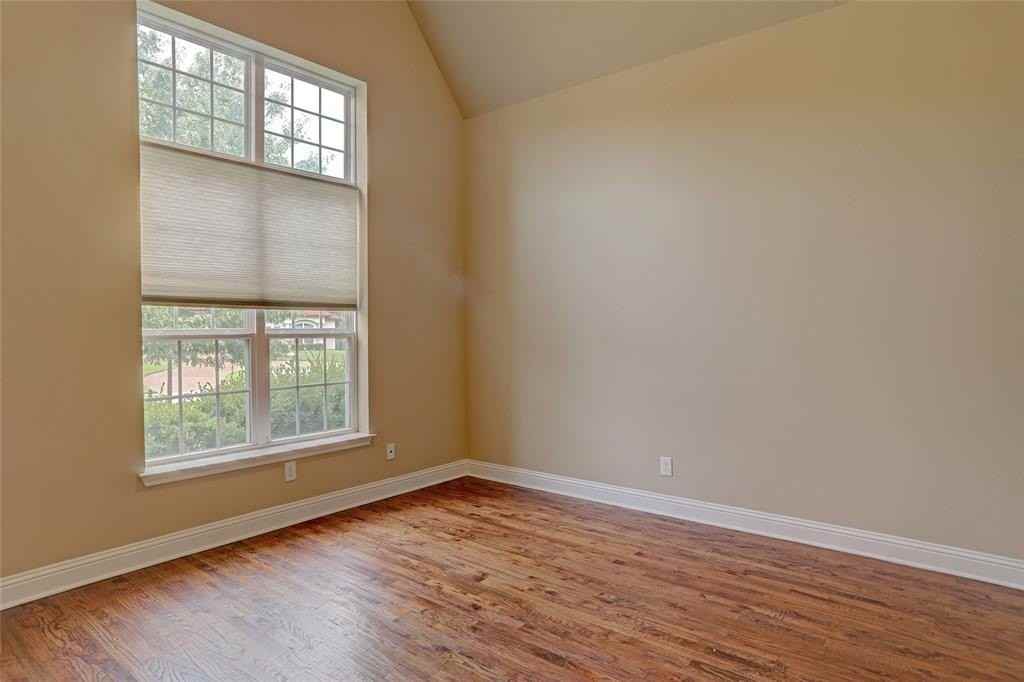 1043 Kenilworth St - Photo 7 of 40