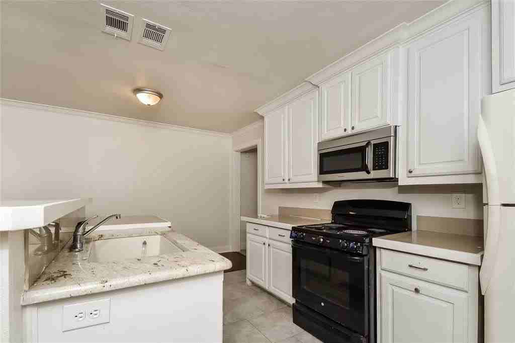 814 W College St - Photo 5 of 15