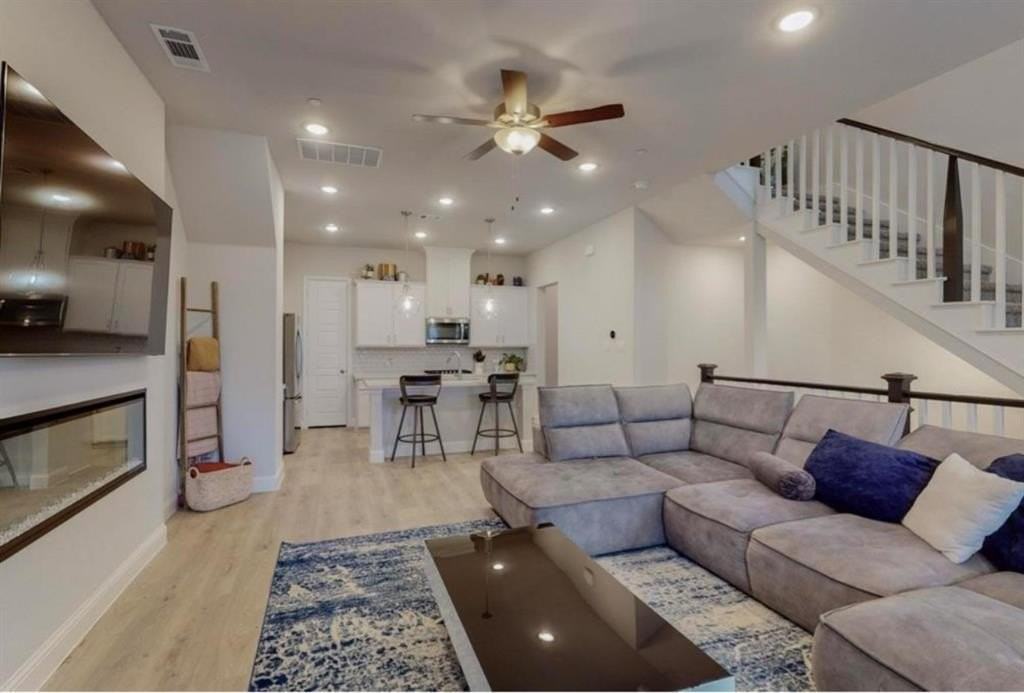 2510 Plumas Dr - Photo 5 of 34