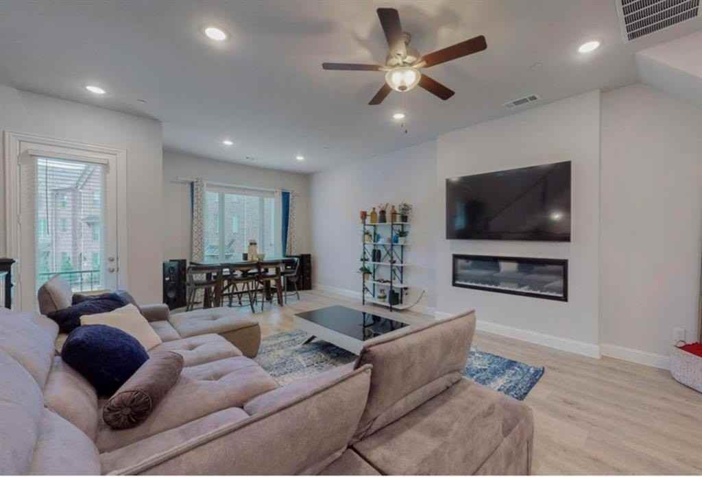 2510 Plumas Dr - Photo 6 of 34