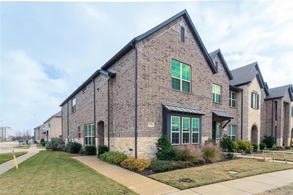 2732 Vista Park Ln - Photo 2 of 15