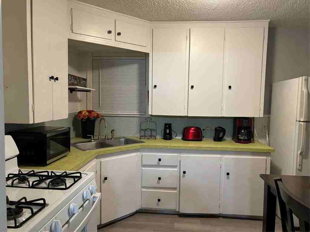 1009 Beech St - Photo 2 of 8