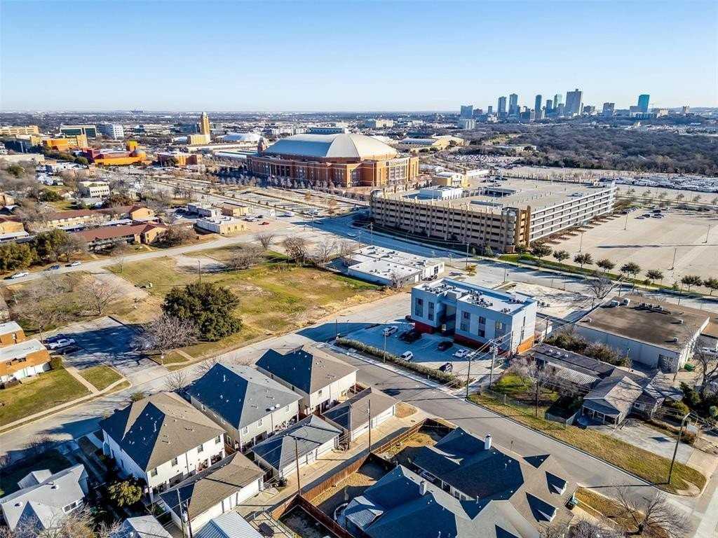 3703 Byers Ave - Photo 4 of 40