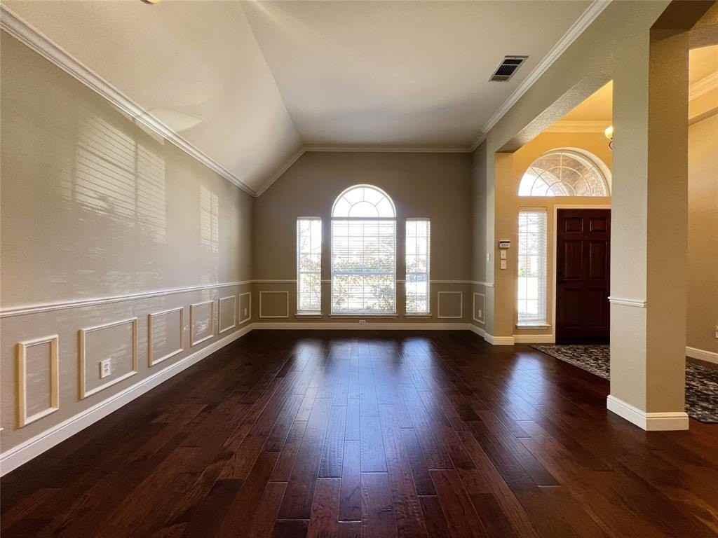 10401 Forrest Dr - Photo 4 of 40