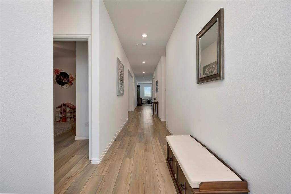 2604 Starwater Dr - Photo 3 of 40