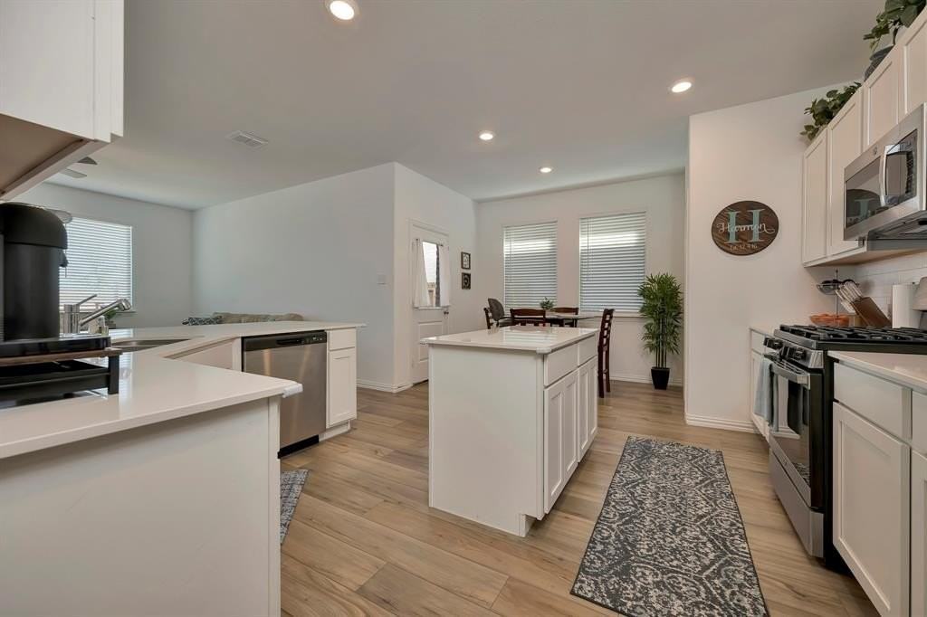 2604 Starwater Dr - Photo 4 of 40