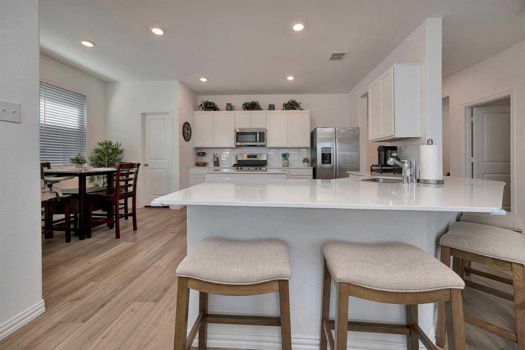 2604 Starwater Dr - Photo 6 of 40