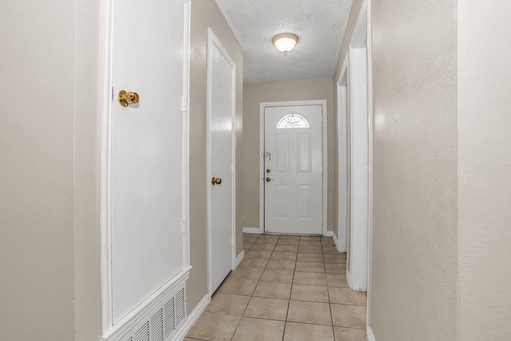 1437 Brook Meadow Cir - Photo 2 of 25