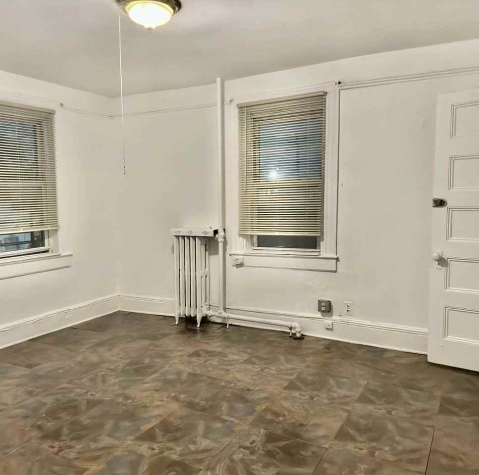 248 Lawrence Ave - Photo 3 of 6