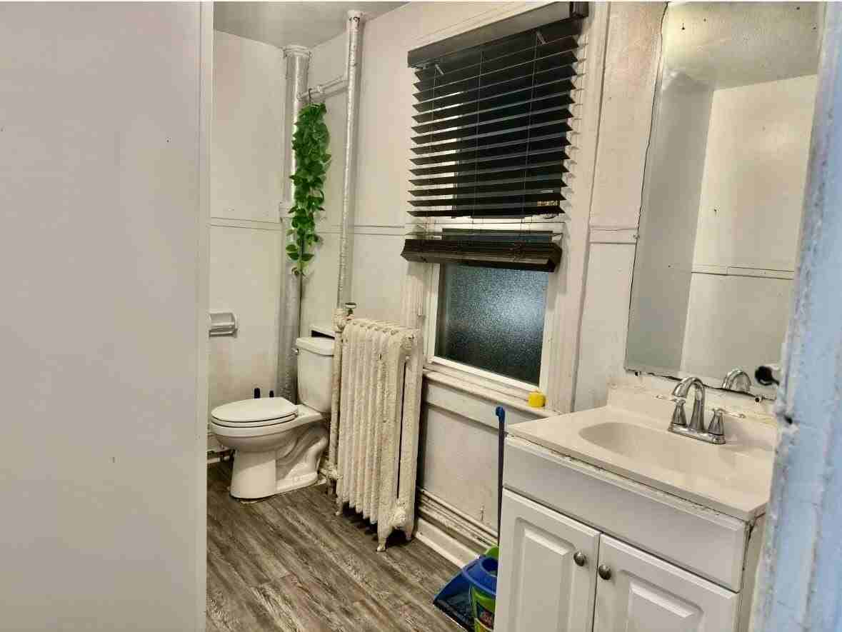 248 Lawrence Ave - Photo 4 of 6