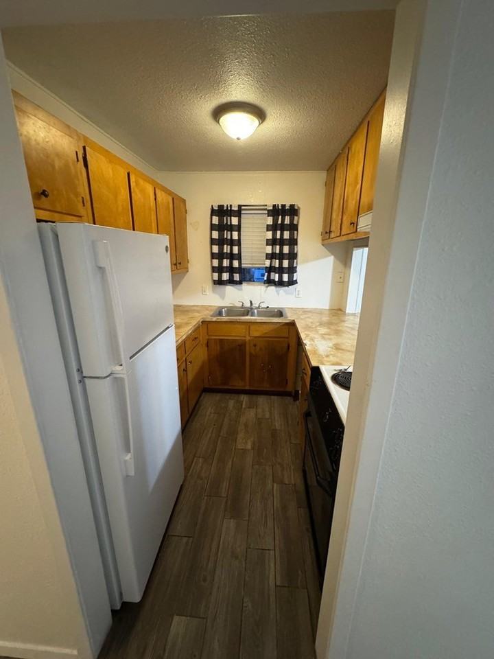 1402 E 6th St Apt B - Photo 2 of 5