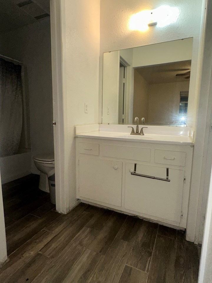 1402 E 6th St Apt B - Photo 3 of 5