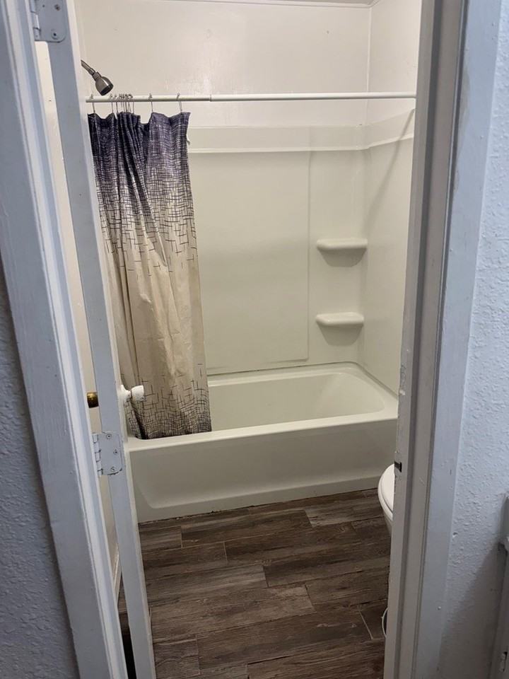 1402 E 6th St Apt B - Photo 4 of 5