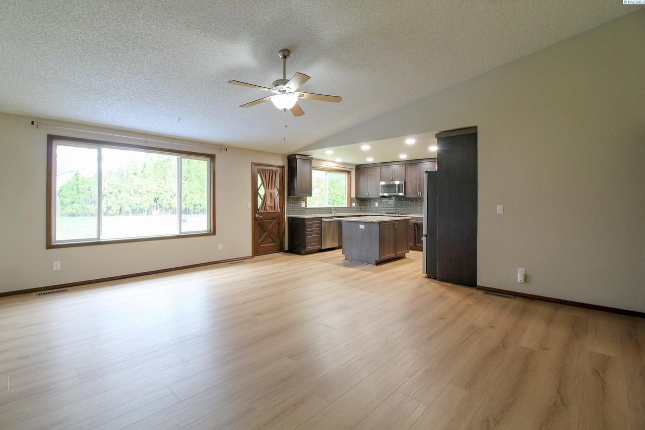 10821 W Court St - Photo 3 of 26