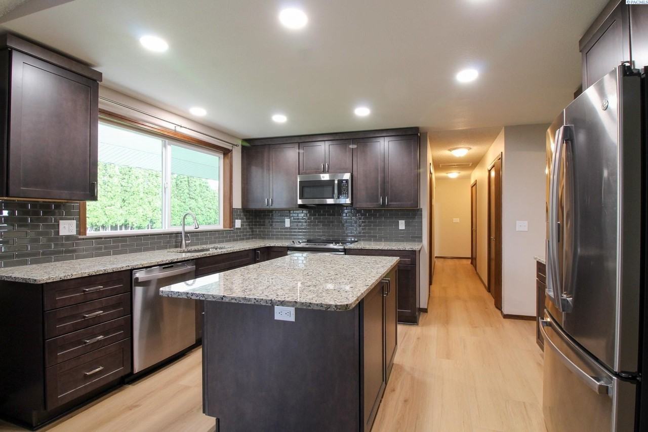 10821 W Court St - Photo 4 of 26