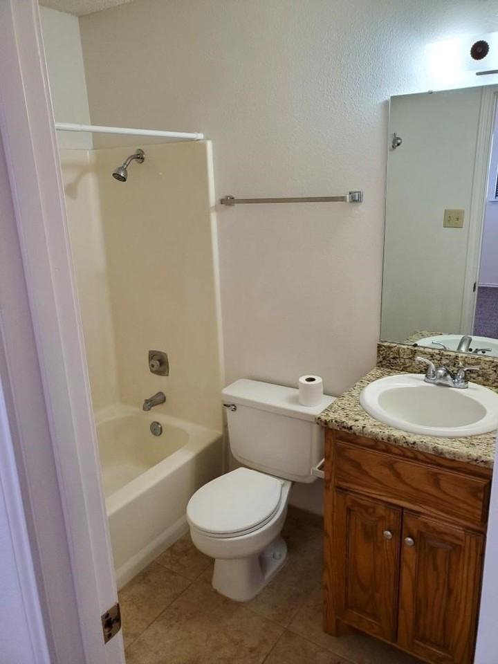 4705 Harvard Ave Apt B - Photo 2 of 4