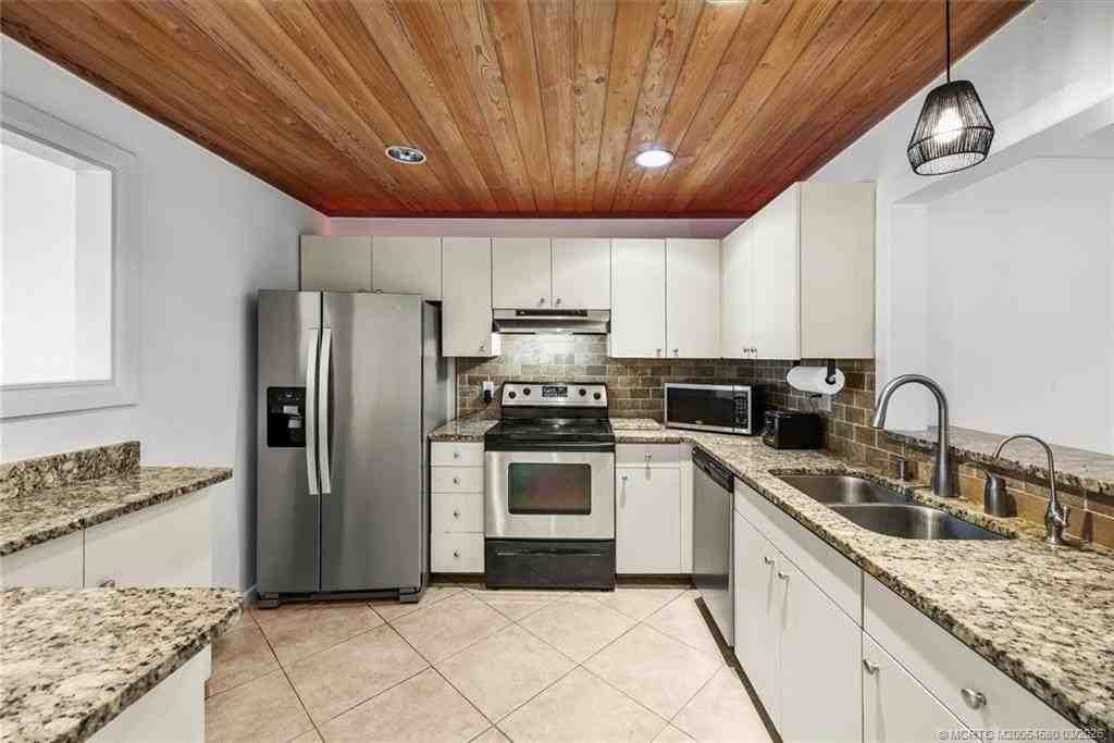 1250 Se Petunia Ave - Photo 6 of 31