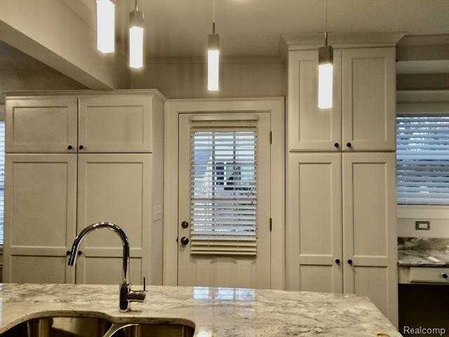 115 E Lincoln St - Photo 5 of 23