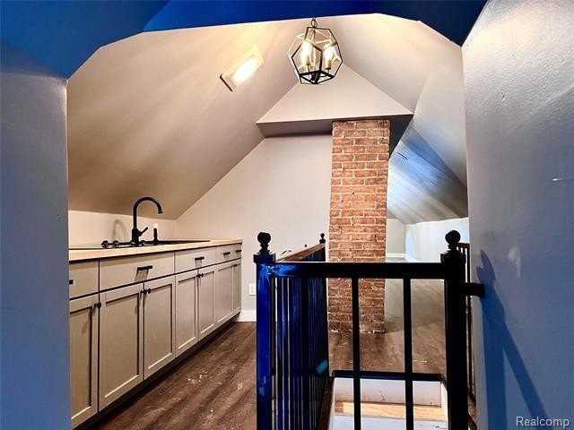 132 Pilgrim St #3rdFL - Photo 2 of 8