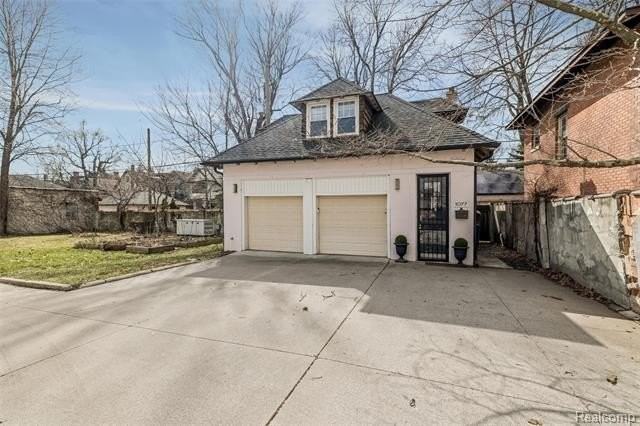 1077 Iroquois St - Photo 2 of 18