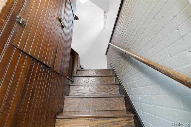 1077 Iroquois St - Photo 3 of 18