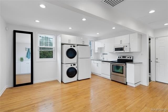 1077 Iroquois St - Photo 4 of 18