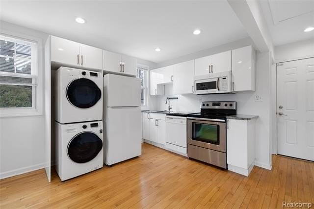 1077 Iroquois St - Photo 5 of 18