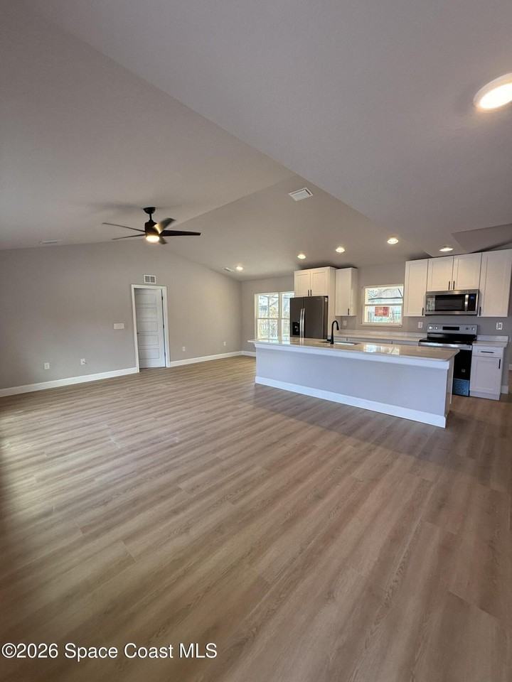 2255 Plantation Dr - Photo 2 of 7