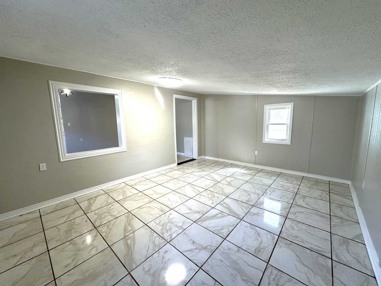 2917 Mission Rd - Photo 3 of 23