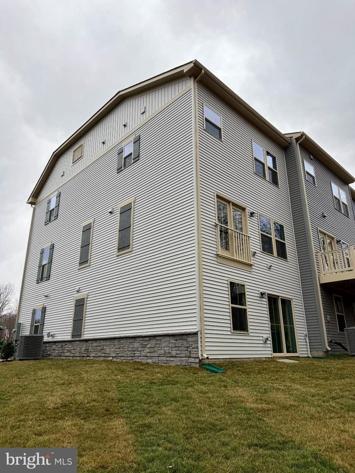 9331 Klamath Ct - Photo 2 of 28