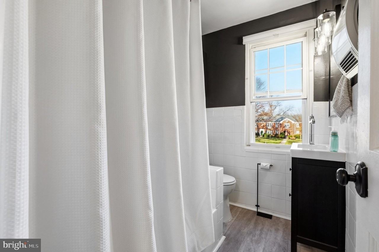 9 Auburn Ct Apt C - Photo 4 of 13