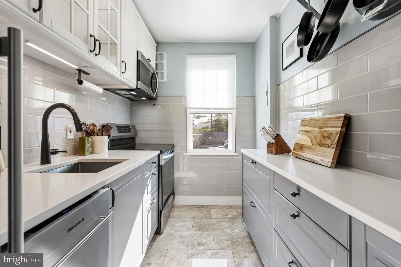 9 Auburn Ct Apt C - Photo 5 of 13