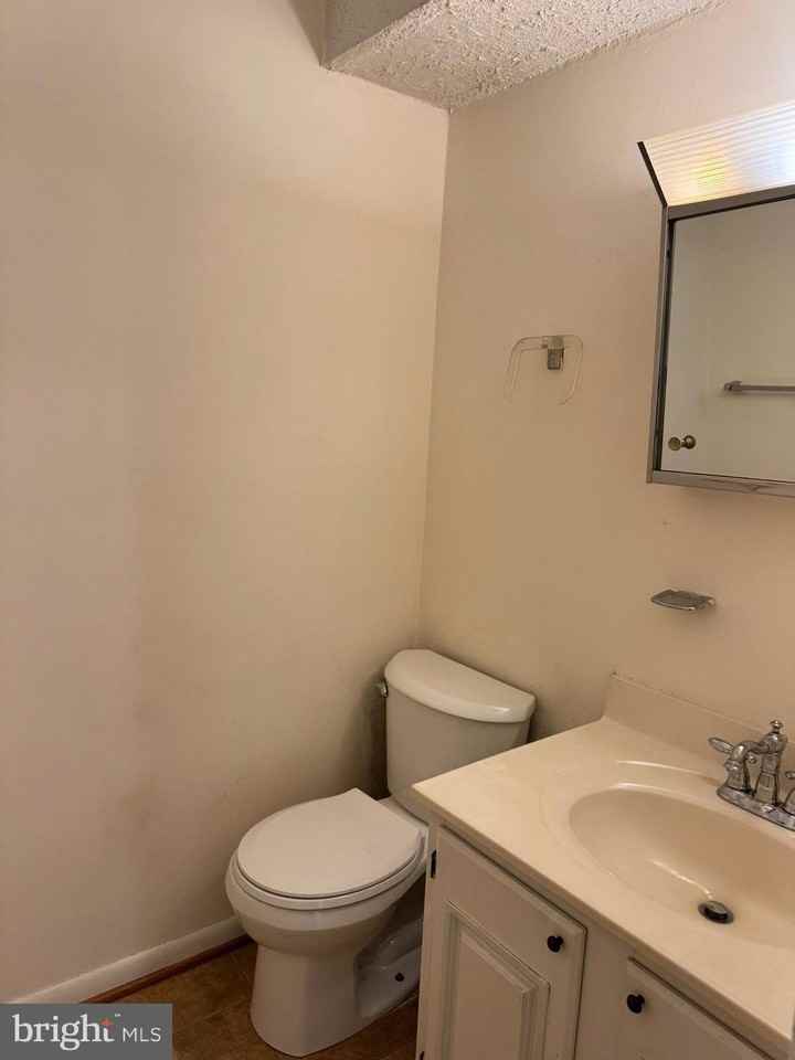 238 Cameron St - Photo 4 of 13