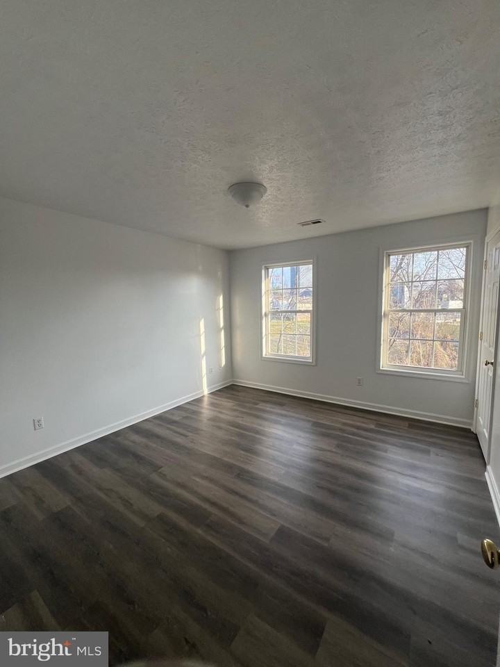 637 E Spencer St - Photo 4 of 11