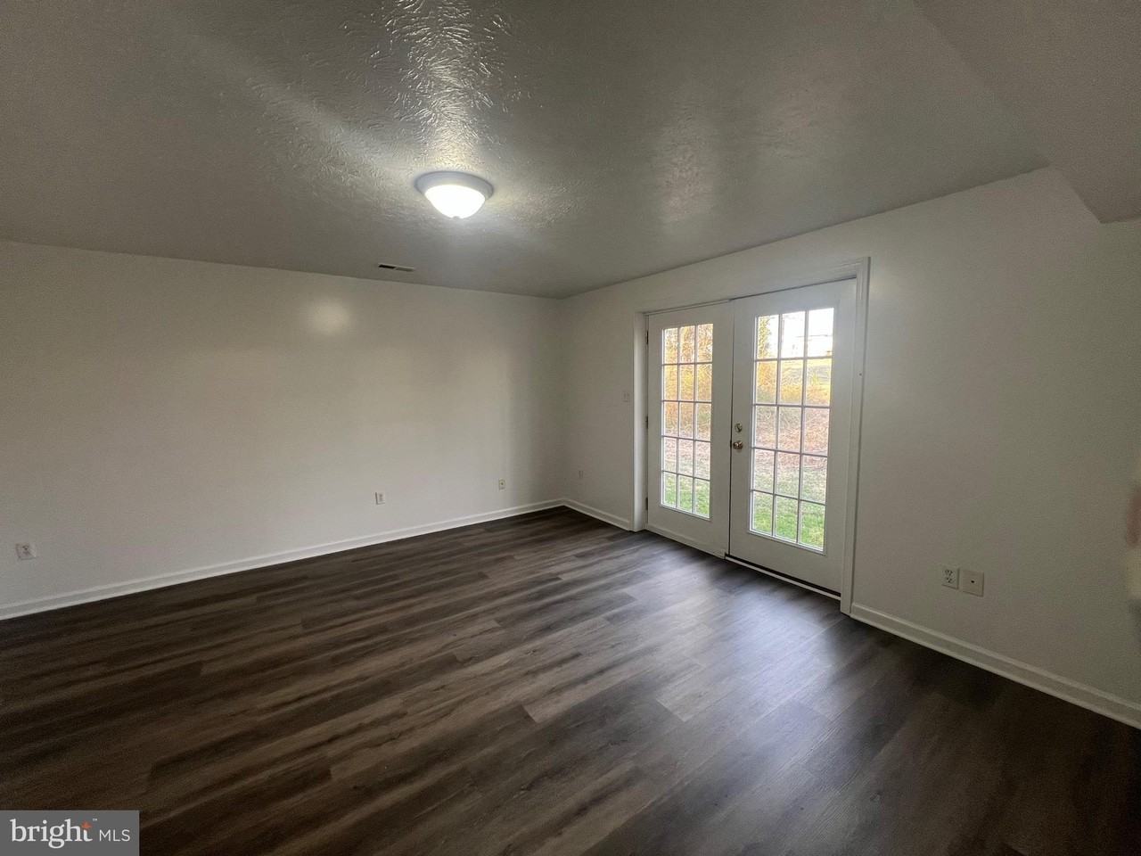 637 E Spencer St - Photo 5 of 11