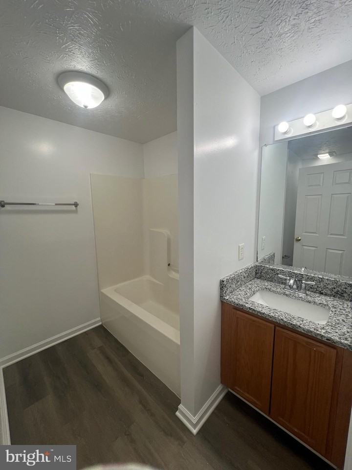 637 E Spencer St - Photo 6 of 11