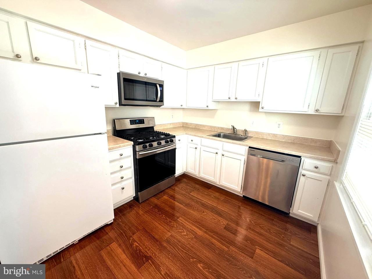 5726 Edgewater Oak Ct - Photo 3 of 35