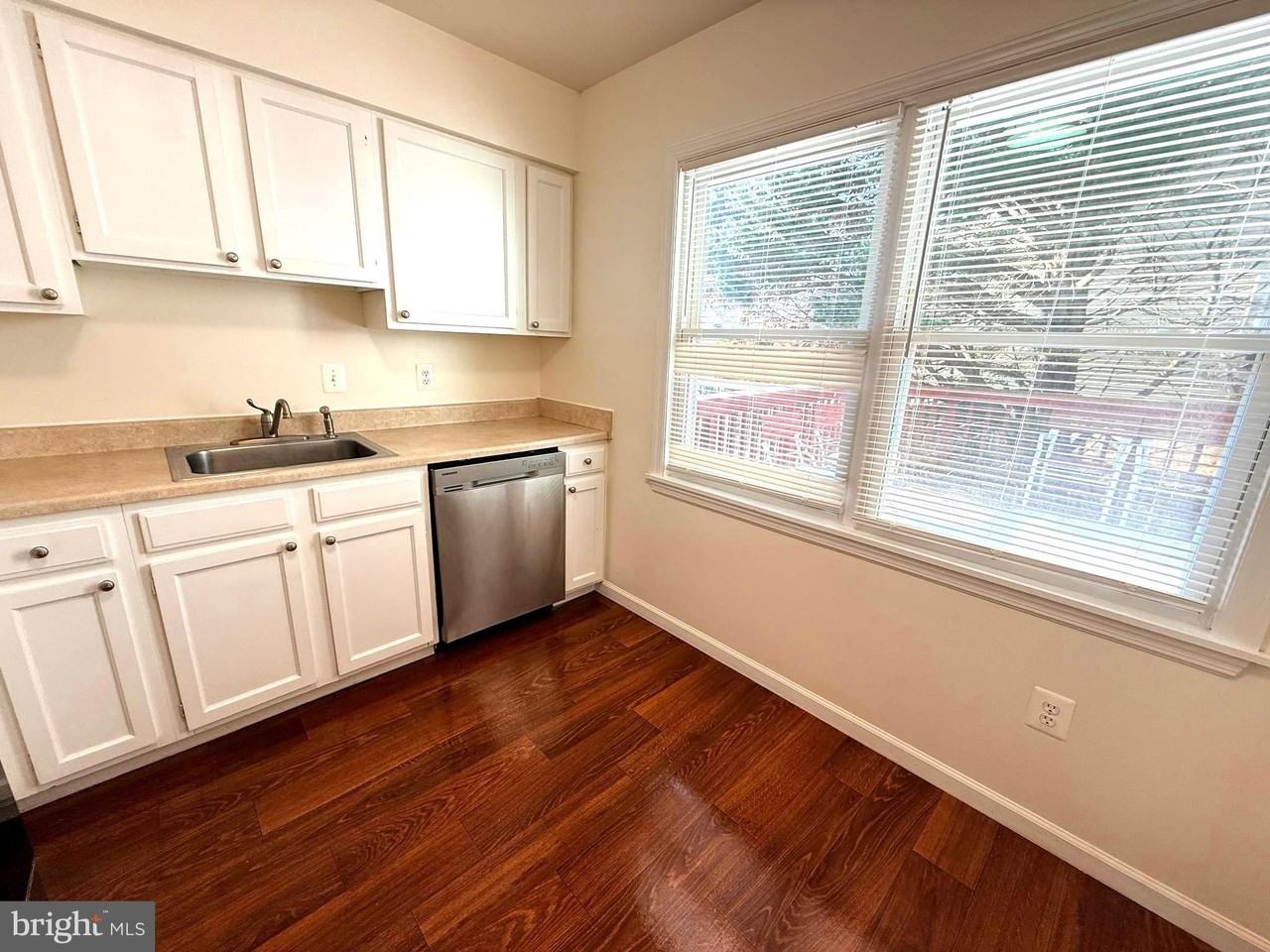 5726 Edgewater Oak Ct - Photo 5 of 35