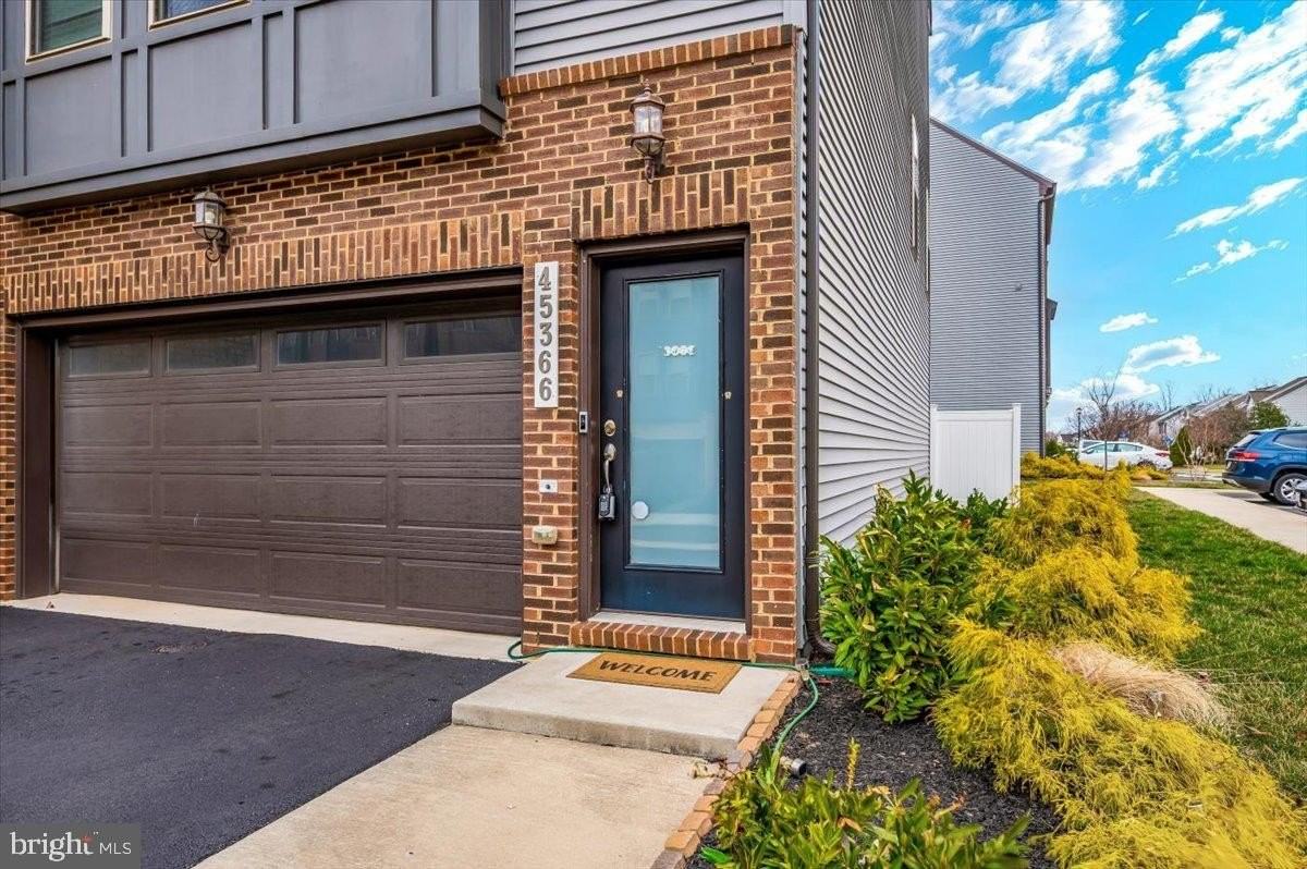 45366 Daveno Sq - Photo 3 of 50