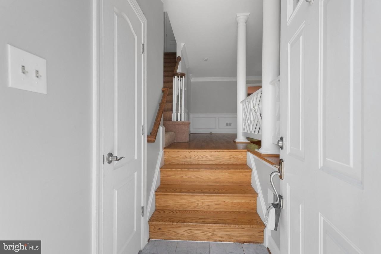 46613 Silhouette Sq - Photo 4 of 33