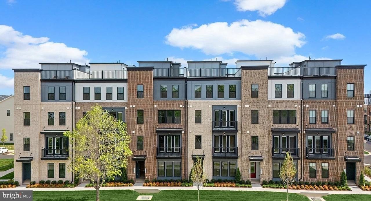 43298 Farringdon Sq - Photo 2 of 24