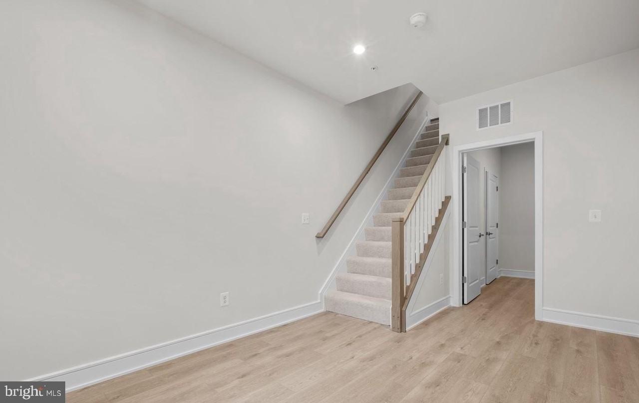 43298 Farringdon Sq - Photo 6 of 24