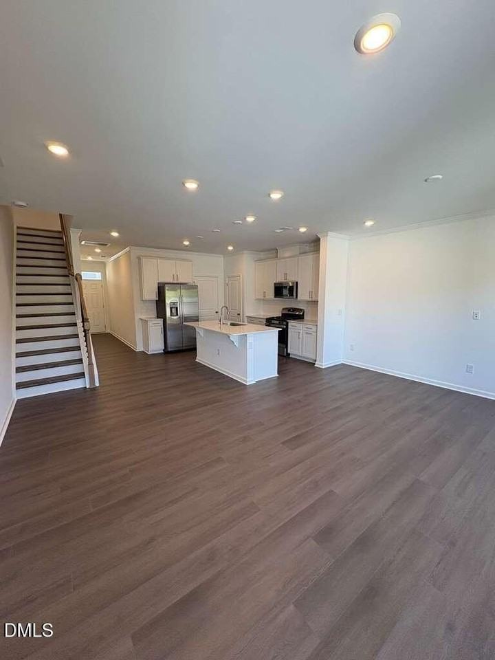 425 Venetian Dr - Photo 2 of 15