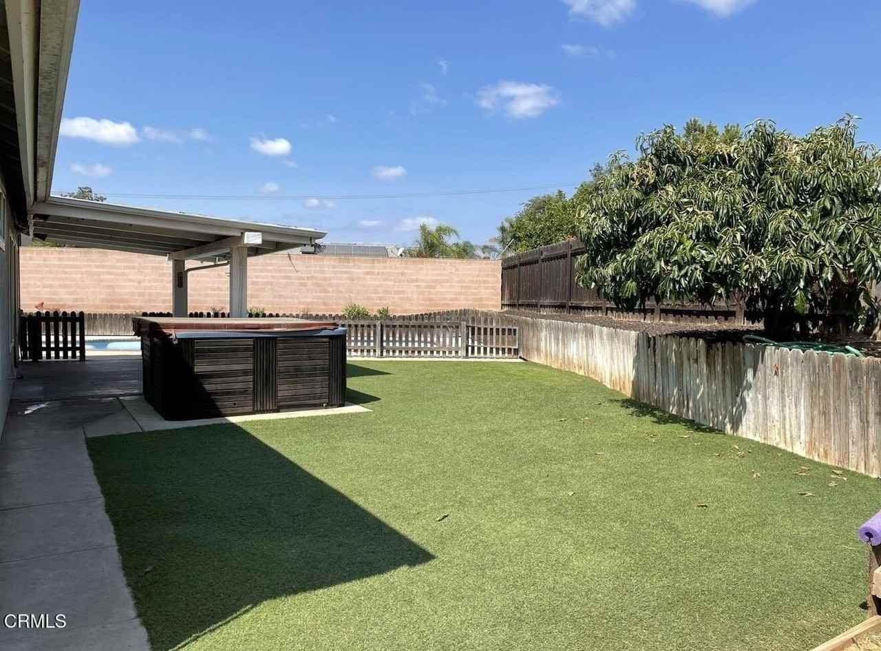 1047 Village Sq - Photo 2 of 9