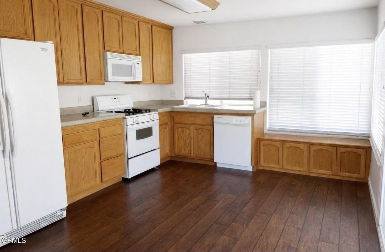 1047 Village Sq - Photo 4 of 9