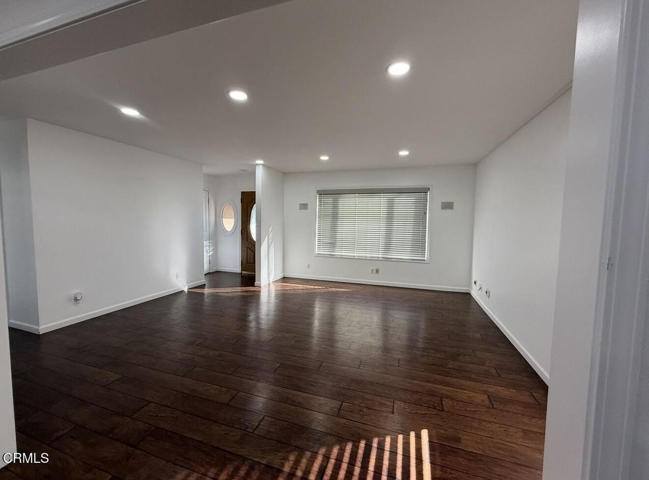 1047 Village Sq - Photo 7 of 9