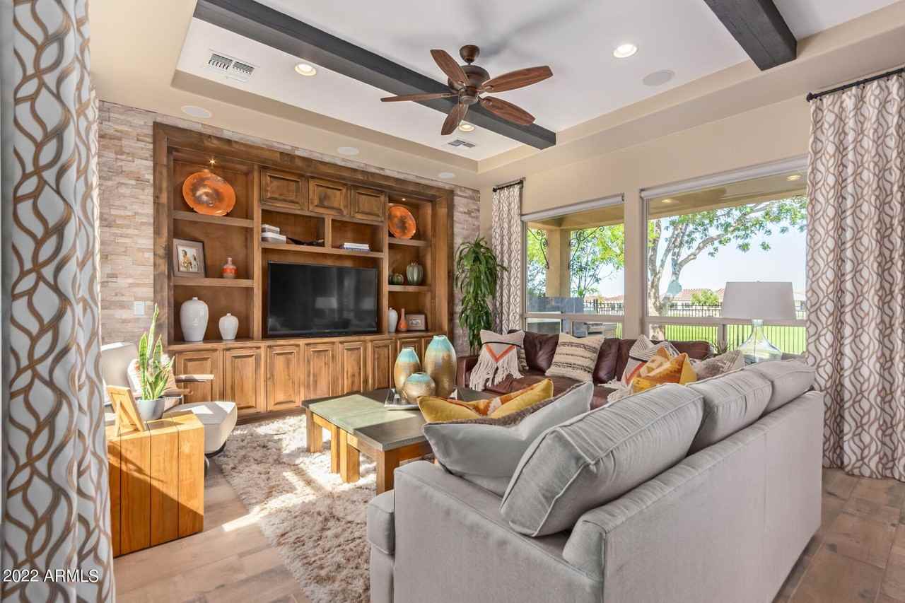 628 E Peach Tree St - Photo 2 of 50