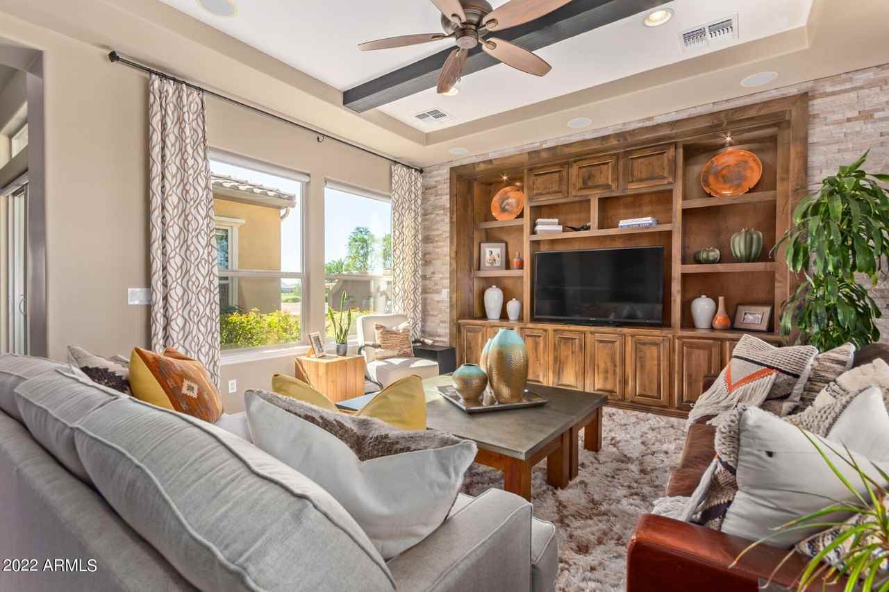 628 E Peach Tree St - Photo 3 of 50